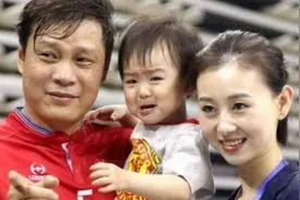范志毅与三婚娇妻罕同框，曾因17岁年龄差惹争议，结婚4年仍甜蜜图片