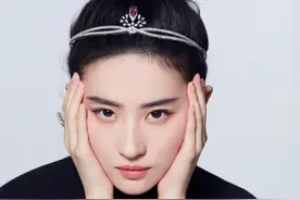迪士尼在逃公主！刘亦菲穿吊带黑裙戴皇冠超有赫本风图片