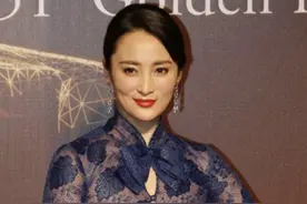 蒋勤勤有多敢穿？半透视薄纱裙"撕三个洞"，胸围傲人扣子都系不上图片
