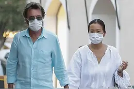 巩俐被72岁老公宠成公主，穿白色短裤秀大腿，手牵手逛街好甜蜜图片