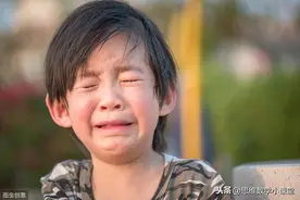 开学孩子未领奖金与父亲吵架，孩子的想法危害大，教师支招解决图片