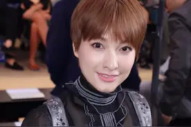 吴昕在国外气质都升华了，穿薄纱衬衫配短发，高级感甩别人几条街图片
