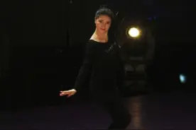 李小萌婆婆长相惊艳，穿黑衣扎丸子头上台独舞，体态姣好舞姿优美图片