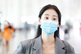 她是《中国好声音》的颜值担当吗？张碧晨穿绿色低胸内搭小西装图片