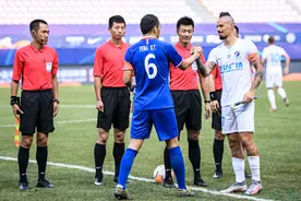 冯潇霆担任场上队长，莫雷诺尽显大将风度图片