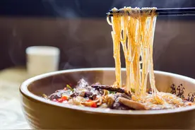 粉条焯水后直接炒是不对的，学会多做一步，粉条不黏连也不成坨图片