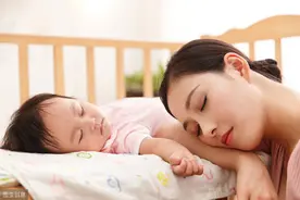 宝宝睡着会突然醒来，看到妈妈就继续睡否则就会哭，原因你知道吗图片