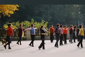 “喜欢跳广场舞的中年妇女，只是为了跳舞吗？”3个妇女说了实话图片
