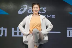 江疏影扎羊角小辫真“嫩”，上衣打结秀“小蛮腰”，太招人喜欢图片