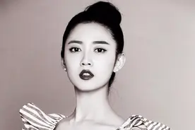 青春女神陈钰琪最新写真，穿条纹连衣裙出镜，黑白滤镜更显精致图片