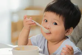 宝宝独立的第一步：自主进食，抓住夏天训练的好时机图片
