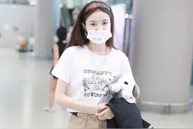 林小宅白色短T搭配卡其色长裤，头戴发卡像邻家少女一般图片