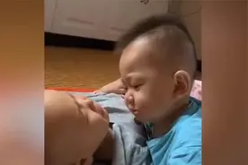 小舅舅睡醒没看到妈妈，小外甥眼含热泪用“婴语”安抚：我懂你图片