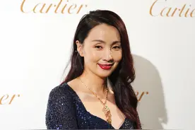 48岁陶虹太惊艳，穿深蓝色“星空裙”优雅华丽，丰腴身材更撩人图片