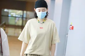 “姐姐”李斯丹妮终于破茧成蝶 曾经的“小透明”能唱能跳变团宠图片