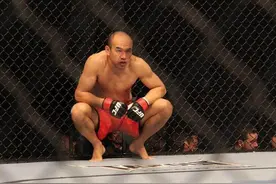 中国UFC第一人！孤身征战日本，独自蹲在笼边上休息，辛酸至极图片