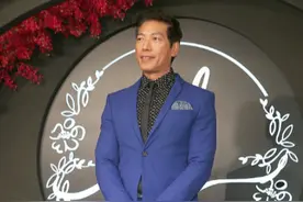 “乌鸦哥”张耀扬老了好面善，穿蓝色西装身材健硕，这才是型男范图片