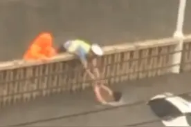 私家车被困积水中，石家庄交警砸窗救人图片