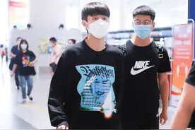 张一山换发型后有点认不出，人变乖巧年轻很多，就是这搭配太显热图片
