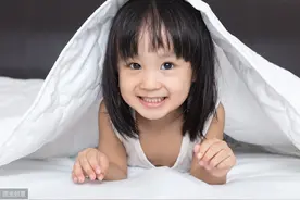 4岁女孩“代替”妈妈上网课，迅速走红，女孩的家庭教育不一般图片
