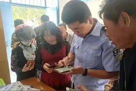 “家门口”轻松挂牌 旬邑交警的服务很贴心图片