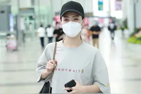 白冰 气质身材漂亮，穿搭很抢眼图片