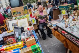 外国“地摊”不景气，商家有苦说不出，国内网友：来中国摆地摊图片