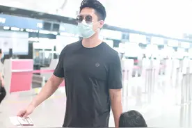 凌潇肃穿拖鞋拉儿子搭机 唐一菲身边不见二胎女儿图片