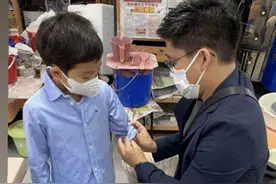 霍启刚带儿子做手工！穿衬衣配小白鞋，“平民风”像英国路易王子图片