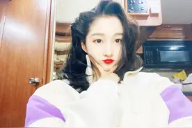 关晓彤真的怕冷，穿冬季4300厚卫衣自拍，罕见红唇港风卷发看服我图片