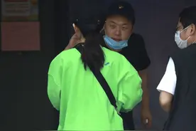 谢娜为帮张杰拍MV不惧“变丑”，眉发皆白满面皱纹，画面太催泪图片