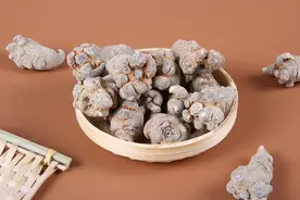 65岁大妈长期吃三七粉，突发脑梗离世！药师：三七粉需谨慎服用图片