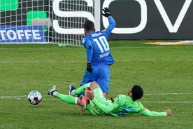 教傅欢做人！德甲球员回追大半场破坏对方空门，红牌也不让对手射图片