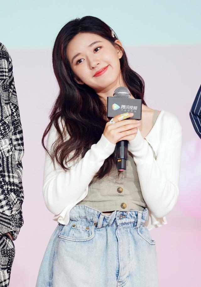 赵露思衣品真的不错,简单的牛仔裙配背心,却能穿的这么美