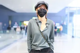 张嘉倪上海机场街拍！Polo衫+毛毛鞋+报童帽，凹中性风之美图片