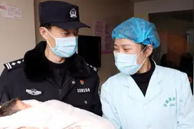 满月宴为啥要邀请民警参加？原来他给这个家带来两次新生图片