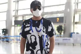 街拍：胡军穿印花T恤配休闲裤搭时尚板鞋，尽显潮酷型男图片