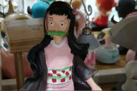 小姐姐晒鬼灭之刃“绝版”手办，炭治郎手比脸大，祢豆子变丑女图片