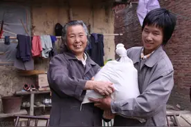 邻居回家就把门关了，因为过去远亲不如近邻，现在近邻不如存款图片