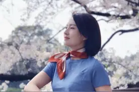 央视名嘴张蕾公园赏花，穿蓝T恤脖挂红丝巾时髦还减龄，衣品在线图片