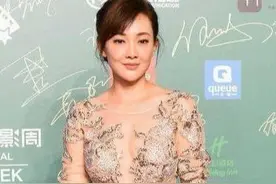 牛莉穿搭太大胆，身穿“透视”高开叉连衣裙，显瘦时尚又洋气图片