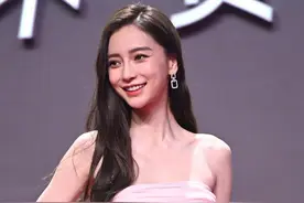 腾讯年度发布会，杨幂baby身着高定礼服，戚薇却穿连体泳装亮相图片