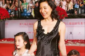 陈冲带两个女儿走红毯，俩女儿穿同款公主裙像双胞胎，模样太像妈图片