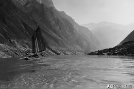1946年长江三峡岸边纤夫艰辛拉纤的情景，一切都是为了生活图片