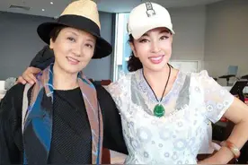 62岁邓婕老得优雅，穿一身黑配丝巾显瘦又洋气，值得妈妈们借鉴图片