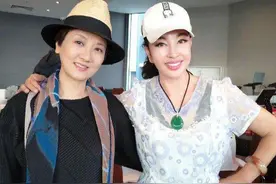 62岁邓婕老得优雅，穿一身黑配丝巾显瘦又洋气，值得妈妈们借鉴图片
