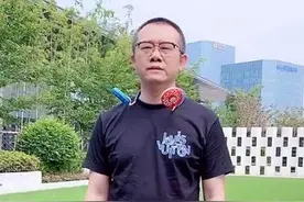 因《爱情保卫战》成名，43岁涂磊罕晒近况，身材发胖脸部显圆润图片