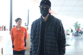 陈学冬机场选择的这身“黑白配”真酷，低调有型值得大家试一试图片