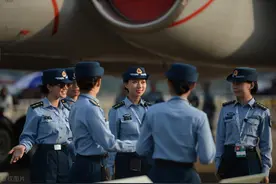 在所有美军航母上，为何都必须带足大量女兵？她们在航母上干什么图片