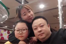 “爸，隔壁的妹妹去哪了呢？”，面对重病女儿的询问，父母沉默了图片